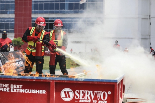 Aksi Damkar Beradu Ketangkasan di Jakarta Fire Safety Challenge