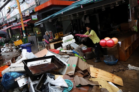 Kesibukan Warga Seoul Bersih-Bersih Sisa Banjir