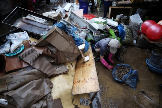 Kesibukan Warga Seoul Bersih-Bersih Sisa Banjir