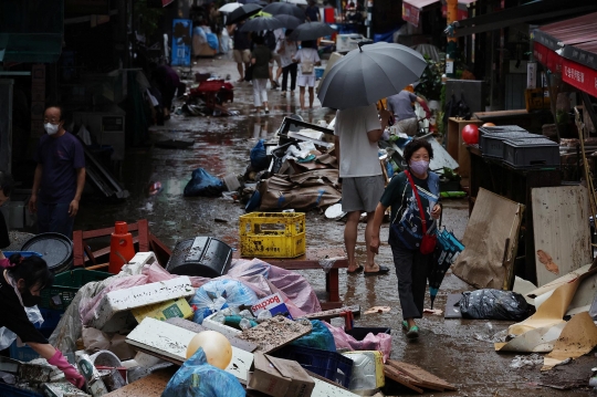 Kesibukan Warga Seoul Bersih-Bersih Sisa Banjir