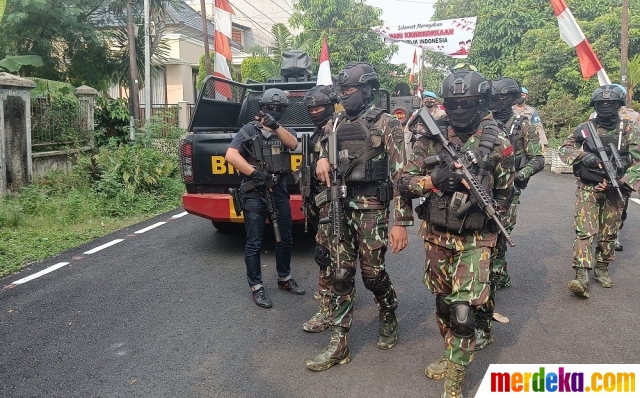 Sejumlah prajurit Brimob bersenjata lengkap berbaris menjaga rumah pribadi Irjen Pol Ferdy Sambo di Jalan Saguling III, Duren Tiga, Jakarta, Selasa (9/8).