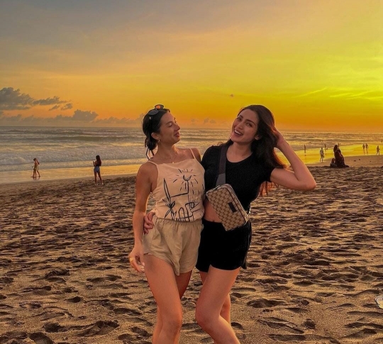 Potret Jessica Iskandar & Jennifer Bachdim Asyik di Pantai, Body Goalsnya Disorot