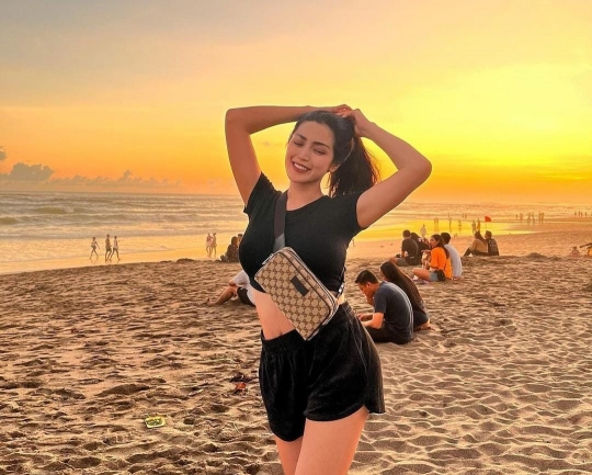 Potret Jessica Iskandar & Jennifer Bachdim Asyik di Pantai, Body Goalsnya Disorot