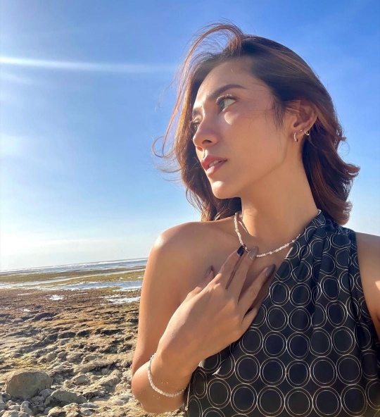 Potret Dinda Kirana Liburan di Pantai, Pose Mesra Bareng Pacar Jadi Sorotan