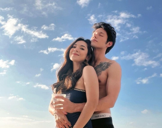Potret Dinda Kirana Liburan di Pantai, Pose Mesra Bareng Pacar Jadi Sorotan