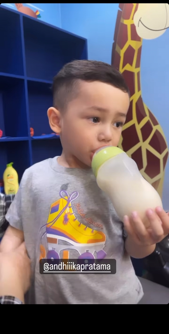 10 Potret Ganteng Saka Anak Ussy & Andhika dengan Rambut Baru, Netizen 'Handsome Boy'