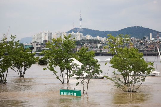 Penampakan Banjir Parah Masih Rendam Seoul
