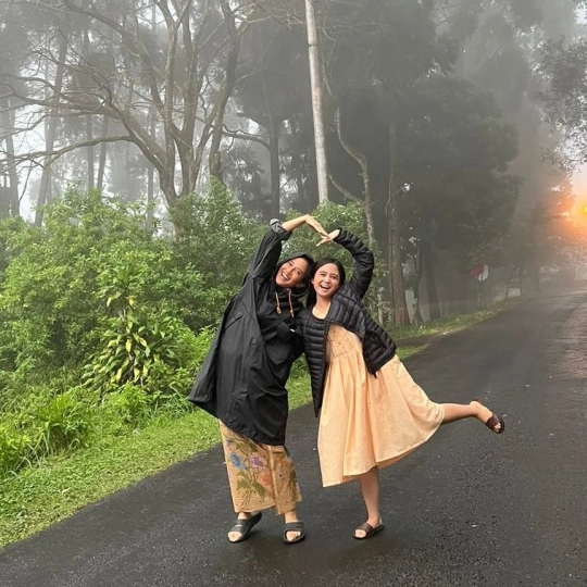 Dian Sastro Pakai Jas Hujan Foto Bareng Tissa Biani, Pesona Keduanya Dipuji