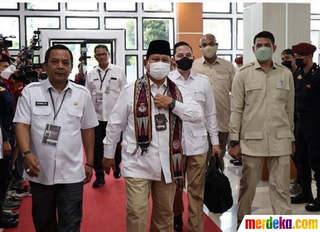 Melalui unggahan di Instagram pribadinya @rizky_irmansyah, ajudan pribadi Prabowo Subianto pun membagikan foto-foto yang diambil ketika Ketum Gerindra tersebut datang ke KPU pada Senin, (8/8/2022) lalu.