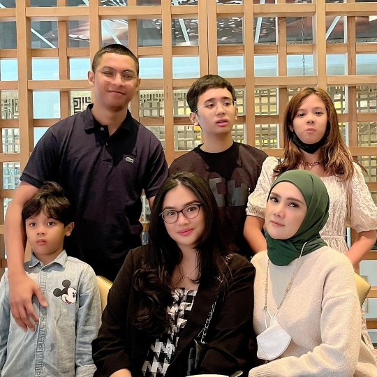 Momen Kebersamaan Mulan Jameela dan Empat Anaknya, Cantik dan Ganteng