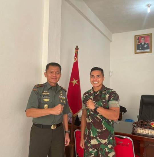 6 Potret Aprilio Manganang saat Kenakan Baju Dinas TNI, Makin Keren
