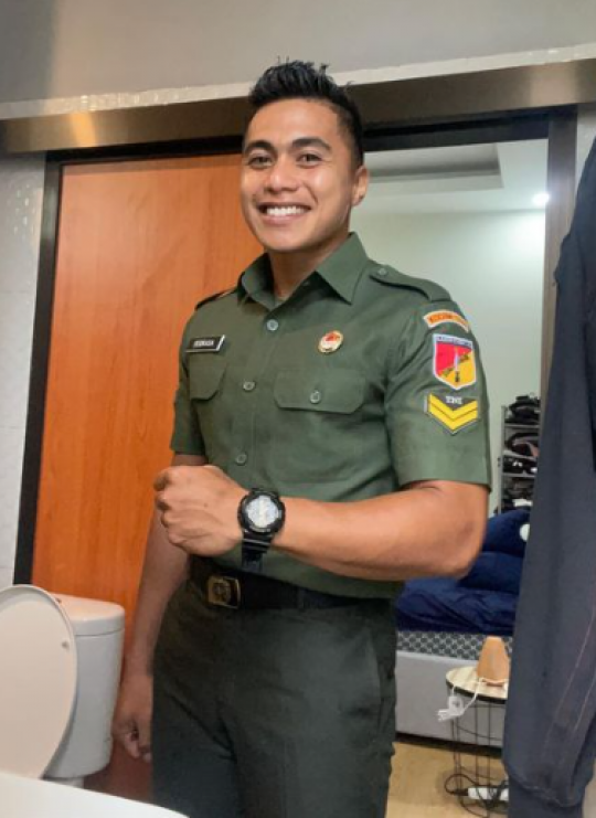 6 Potret Aprilio Manganang saat Kenakan Baju Dinas TNI, Makin Keren