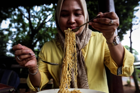 Menikmati Mie Instan Warung Kopi di Tengah Kenaikan Harga Gandum Dunia