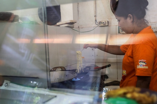 Menikmati Mie Instan Warung Kopi di Tengah Kenaikan Harga Gandum Dunia