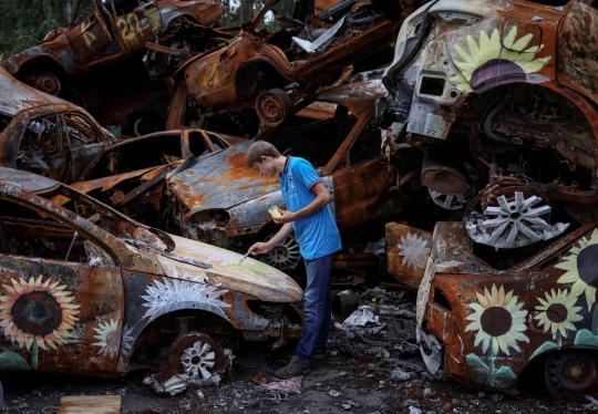 Kreasi Seniman Melukis di Mobil-Mobil Bekas Serangan Rusia