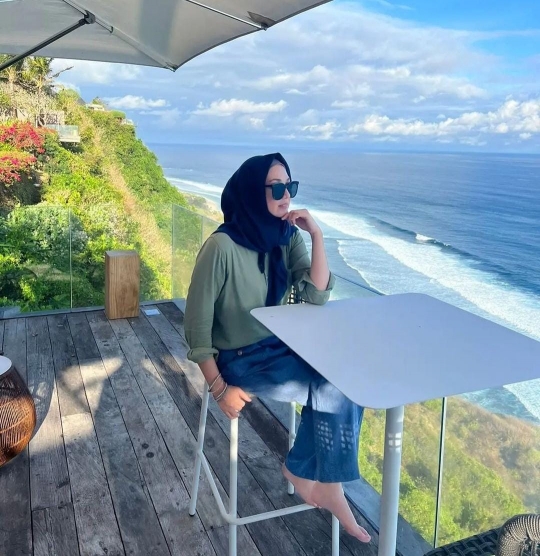 Pose Kece Dina Lorenza di Bali, Dinilai Bikin Pangling dan Cantiknya Kebangetan