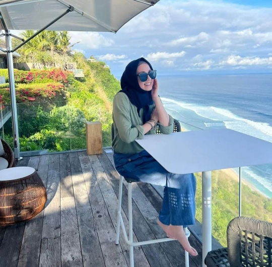 Pose Kece Dina Lorenza di Bali, Dinilai Bikin Pangling dan Cantiknya Kebangetan