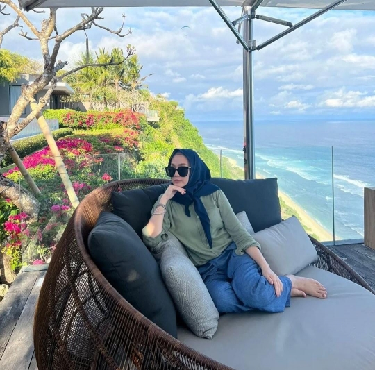 Pose Kece Dina Lorenza di Bali, Dinilai Bikin Pangling dan Cantiknya Kebangetan