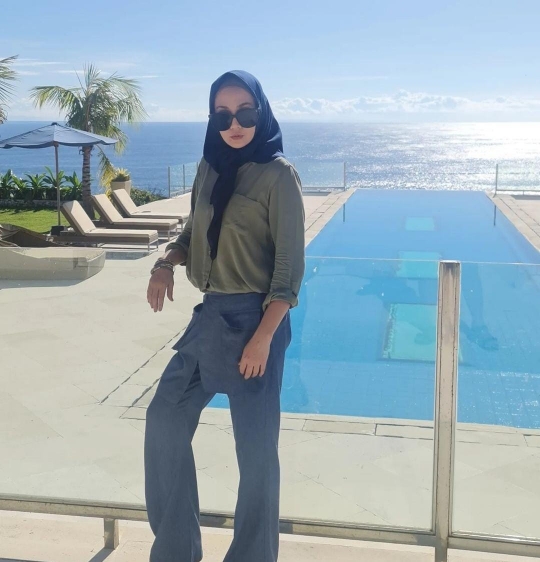 Pose Kece Dina Lorenza di Bali, Dinilai Bikin Pangling dan Cantiknya Kebangetan