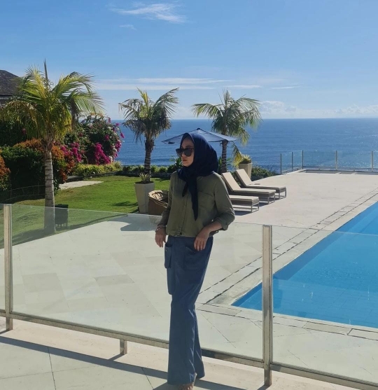 Pose Kece Dina Lorenza di Bali, Dinilai Bikin Pangling dan Cantiknya Kebangetan