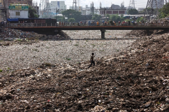 Saat Sampah Mengubah Kanal di Bangladesh Seperti Dataran