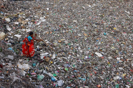 Saat Sampah Mengubah Kanal di Bangladesh Seperti Dataran