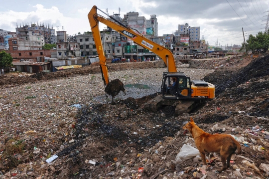 Saat Sampah Mengubah Kanal di Bangladesh Seperti Dataran