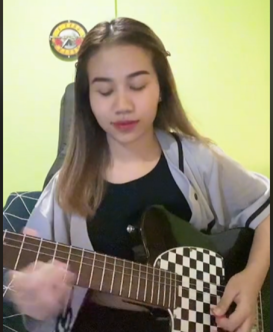 Pandai Bermusik, Intip Potret Mayang Adik Vanessa Angel saat Main Gitar