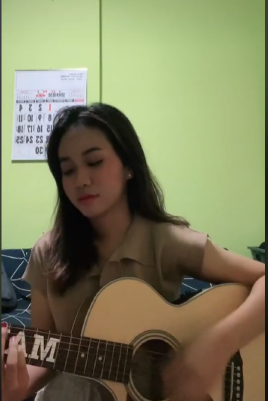 Pandai Bermusik, Intip Potret Mayang Adik Vanessa Angel saat Main Gitar