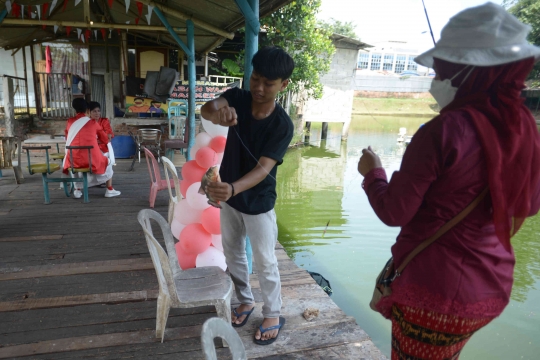 Sambut HUT RI, Emak-Emak Berkebaya Ikut Lomba Memancing