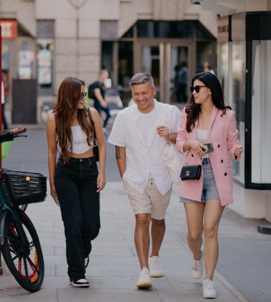 5 Potret Gading Marten Liburan di London, Bareng Andi Annisa dan Medina