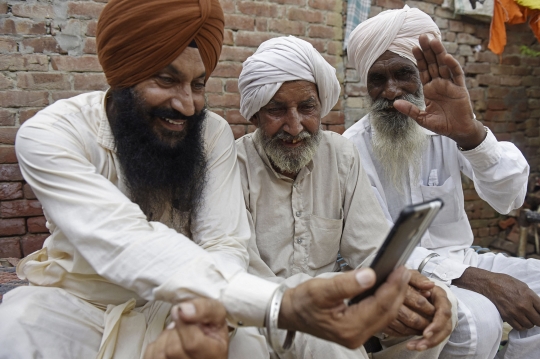Kisah Haru Pertemuan Kakak Beradik di India dan Pakistan yang Terpisah 75 Tahun