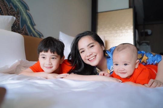 5 Foto Nagita Bareng Rafathar & Rayyanza, Punya Wajah Mirip Hingga Disebut Kembar 3