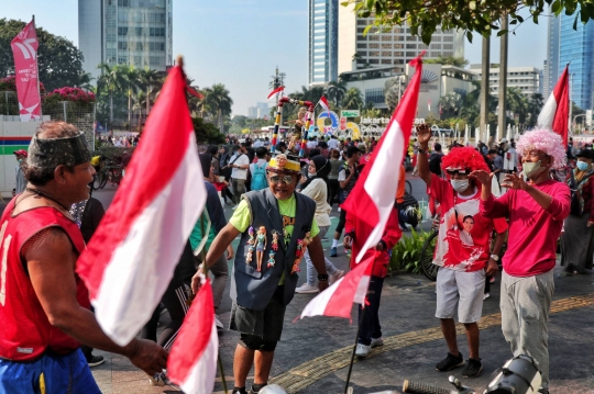 Sambut HUT RI, Warga Kenakan Kostum Unik Saat CFD