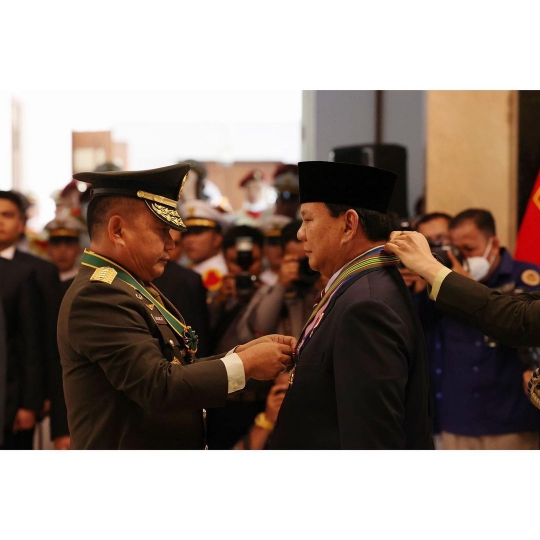 Prabowo Langsung Dapat 4 Tanda Kehormatan, Disematkan Panglima TNI dan 3 Kepala Staf