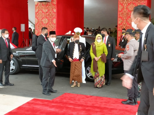 Hadiri Sidang Tahunan, Wapres Ma'ruf Amin Pakai Beskap Hitam dan Blangkon