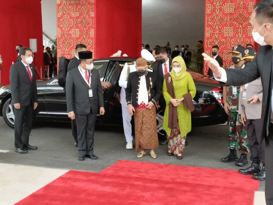 Hadiri Sidang Tahunan, Wapres Ma'ruf Amin Pakai Beskap Hitam dan Blangkon