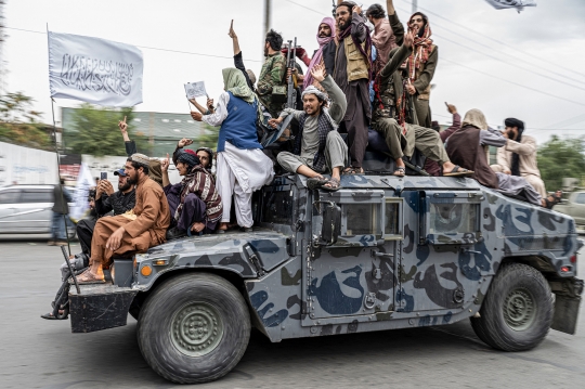 Tentara Taliban Konvoi Rayakan Satu Tahun Kuasai Afghanistan