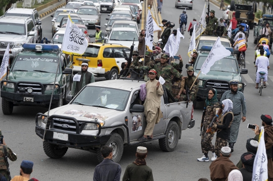 Tentara Taliban Konvoi Rayakan Satu Tahun Kuasai Afghanistan