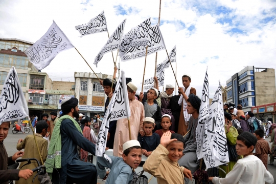 Tentara Taliban Konvoi Rayakan Satu Tahun Kuasai Afghanistan