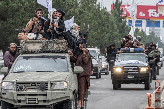 Tentara Taliban Konvoi Rayakan Satu Tahun Kuasai Afghanistan