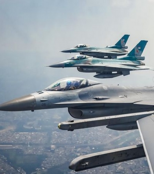 Keren! Foto Gladi Terbang Formasi 77 Jepretan Perwira AU dari Pesawat F-16