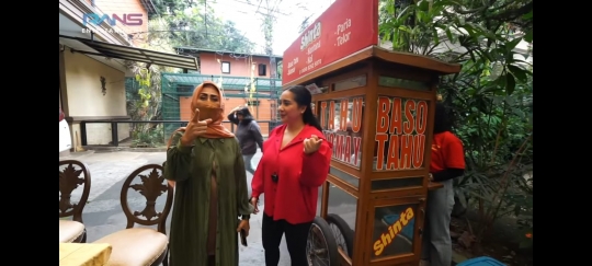 Nagita Slavina Jajarans sama Keluarga Alshad di Bandung, Makannya di Samping Kandang