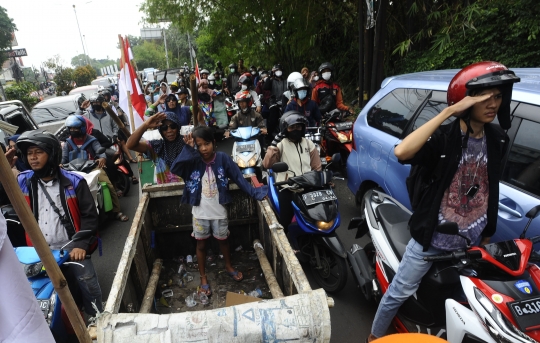 Momen Pengendara Hormat untuk Peringati Detik-Detik Proklamasi