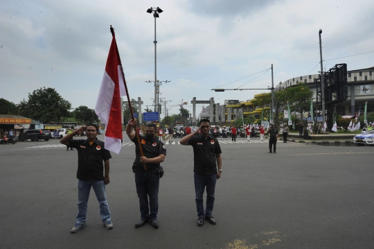 Momen Pengendara Hormat untuk Peringati Detik-Detik Proklamasi