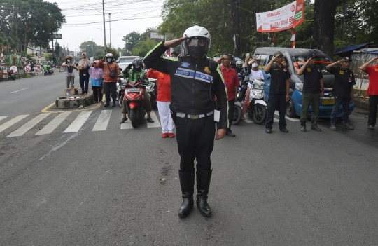 Momen Pengendara Hormat untuk Peringati Detik-Detik Proklamasi