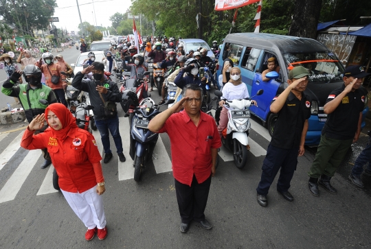 Momen Pengendara Hormat untuk Peringati Detik-Detik Proklamasi