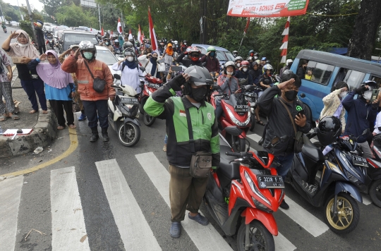 Momen Pengendara Hormat untuk Peringati Detik-Detik Proklamasi