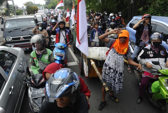 Momen Pengendara Hormat untuk Peringati Detik-Detik Proklamasi