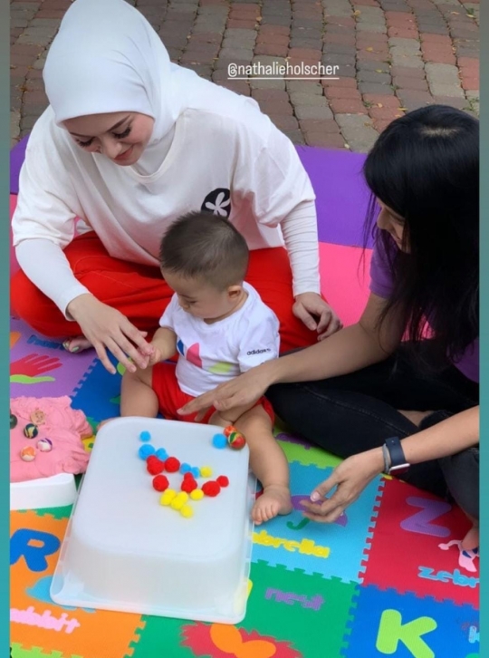 Menggemaskan, Ini Foto Kompak Nathalie Holscher dan Baby Adzam Pakai Baju Merah Putih